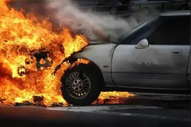 为什么说车里不能放矿泉水？交警给出了忠告，有车一族快看看视频封面