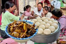蒸几笼热馒头，炒一盆家常肉片，夹上吃也太香了吧！视频封面