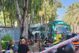 一卡车冲向人群，以色列疑似遭恐怖袭击视频封面