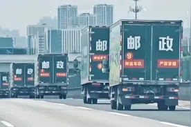 押送高考试卷的邮政车队，你见过吗？