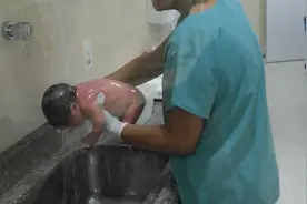 护士给新生儿洗澡前，要准备好这个包被，方便包裹，还特别保暖