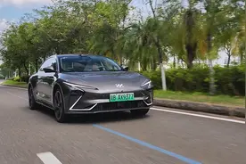 智己的高速智驾比小鹏靠谱多了，奥迪果然没选错