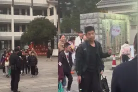 姐姐接小学六年级的弟弟放学，校门打开后瞬间笑崩：身高是硬伤？视频封面