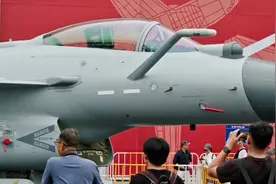 12K视角！歼-10CE挂弹静态展示极清画面来了 满满的压迫感视频封面