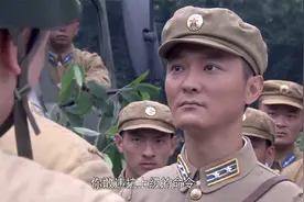 官大一级压死人，二营长肩扛两杠三星，一营长见他都敬礼