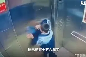 小孩因电梯故障被困，徒手扒电梯门逃生，记者采访时又一老人被困