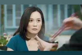 小丈夫：美女以为家里没人，裹着浴巾奔放走出，怎料下秒羞红了脸视频封面