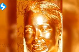 模特全身上下涂满金漆，甚至连眼球都不放过