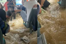 扬州暴雨公交车内积水齐腰 乘客：最担心上班迟到视频封面