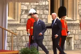 英国王加冕后首次会见美国总统 检阅仪仗队路上有说有笑互相搀扶视频封面