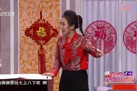 王小欠跟小米粒求婚，双膝跪地，结果桌子下边把双眼睛瞅他