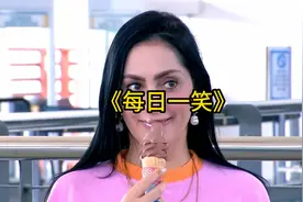 《每日一笑》国外恶搞整蛊系列，美女盯着路人看，结果笑死我了。视频封面