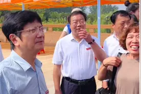 太原理工大学校长郑强迎接新生和家长。视频封面