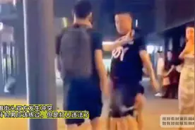 男子拍摄街头双方发生冲突，网友：背包男应该练过，但是打人违法视频封面