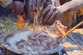 见识一下非洲人吃不要钱的下水，真的是开眼界了，非常原始野性视频封面