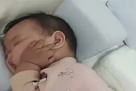 宝宝睡觉时手放脸上，手太重脸承受不住了，这是换了种方式闭嘴嘛视频封面
