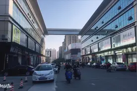 广州最大牛仔批发城，10元一条的牛仔裤质量还不错，小伙带你了解