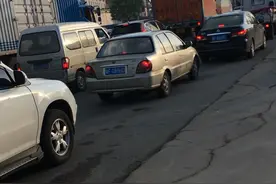 北京琉璃河监测站堵车严重，大货车插队插不过小车直按喇叭。视频封面