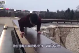 小男孩挑战每天200次俯卧撑，坚持一个月后，史诗级的变化