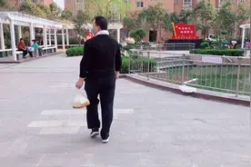 这个身高175体重190，长相不出众的30岁男人，是皮妈这个家的支柱