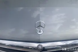 花乡看车，奔驰E300，稀有车主光停不开，70w多买来当摆件