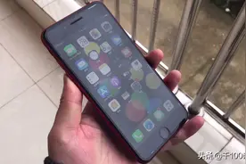 小姐姐挑手机看颜色，原装8P1950划算吗？视频封面