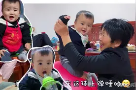 哥哥抢妹妹的奶瓶，抢赢后跳起摇头舞来炫耀，样子十分呆萌可爱视频封面