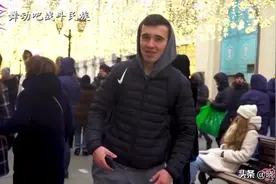 战斗民族！当歌曲 喀秋莎 在广场上响起，看看俄罗斯人的反应！视频封面