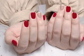 美甲操作流程：25 酒红色跳香槟色闪粉