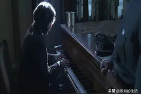 二小时一位犹太人用一段钢琴弹奏感动了德国军官，让自己免于受死