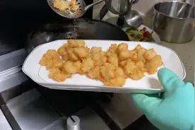 下班回家，爸爸做了几个菜，外酥里嫩的鸡米花，一盘都不够吃