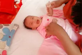 两个月宝宝嘎嘎笑和8个月宝宝嘎嘎笑