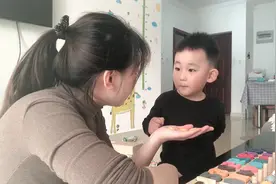 逗比霖霖的搞笑一天：妈妈给补习数学，1+1能=4？一分钟就能笑喷视频封面