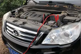 车辆停放一个月导致电瓶亏电，幸亏带有搭火线。每周务必启动忘电视频封面