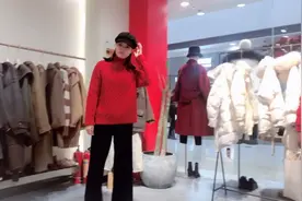 小雪逛街看中实体店一套衣服要800多，直呼月薪10000也舍不得买！