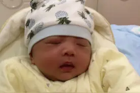 宝宝放床上睡觉就哭，抱着就睡得特别香视频封面