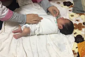 老人都习惯绑婴儿手脚，给小宝试了试，的确睡的更踏实了……