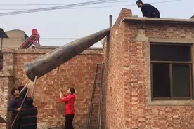 农村老家房顶漏雨，四个大男人把一块油毡这样弄到房顶上，费劲了视频封面