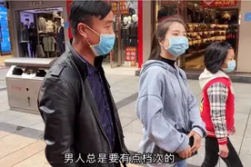 小美和老爸逛上饶步行街，买衣服吃炒粉看二手车，父女关系真好