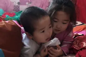 弟弟哭天喊地的哭，看看姐姐用什么方法哄弟弟