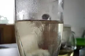 vivo X50 Pro拍摄冰块在热水中溶解的视频