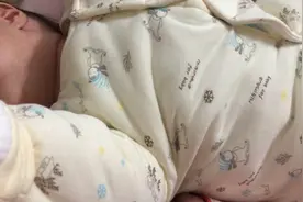 三月龄女婴21度的天气穿了四件，热的闹脾气～这天气穿四件合适吗