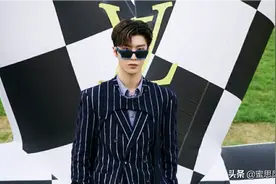 范丞丞出席LV上海2021男装大秀，少年绅士风度，略带几分禁欲气息图片