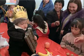 1岁宝宝按习俗抓周，对钱不感兴趣选择算盘，有什么寓意？视频封面