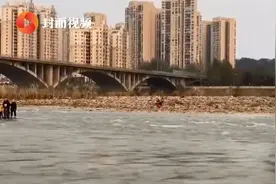 绵阳涪江二桥上游闸坝放水 17名群众被困河道沙滩视频封面