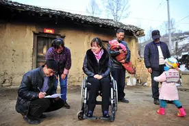 【#轮椅女孩带10万人致富#】甘肃渭源县的李晓梅，曾经是远近闻名的女强人，事业发展正红火时，一场车祸让她的双腿失去了知觉视频封面