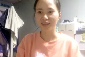 工地的真实生活，一家五口住板房，做饭、睡觉、办公挤一块视频封面