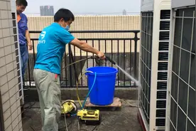 楼顶清洗中央空调方便又安全，两台水枪冲洗学会了自己能省不少钱视频封面