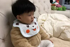 十一个月大的宝宝，认真看电视的样子。视频封面