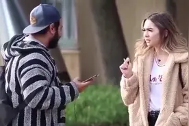 外国妹子在美国街头用中文向路人问问题，最后男生耳朵通红，好懵